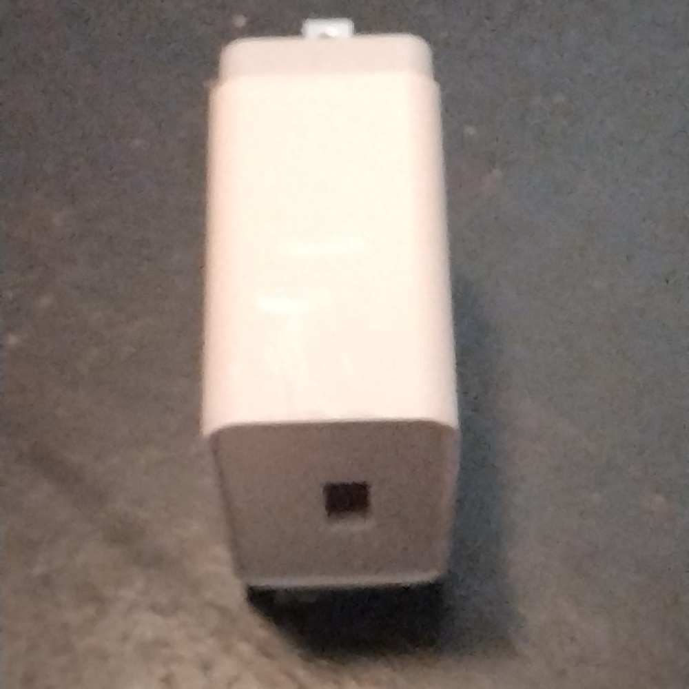 Charging block hideaway - Picture 3 of 5